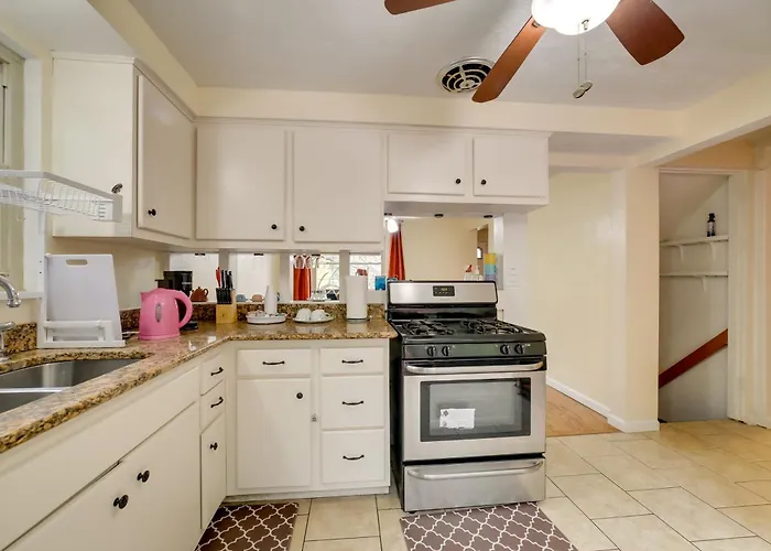 Cute W/ Patio ~ 7 Mi To Dtwn Holiday home *