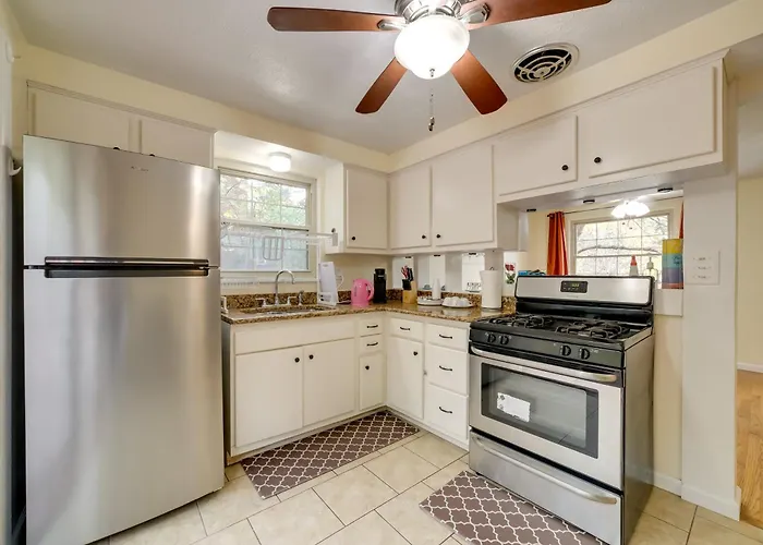 Holiday home Cute W/ Patio ~ 7 Mi To Dtwn