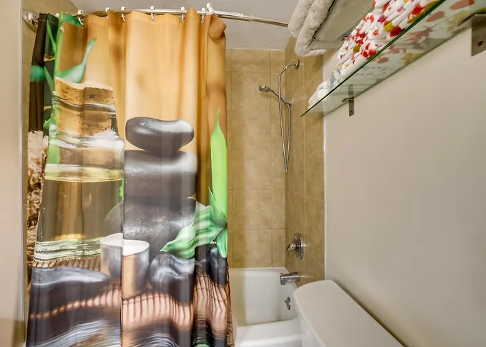 Cute W/ Patio ~ 7 Mi To Dtwn Holiday home Pittsburgh