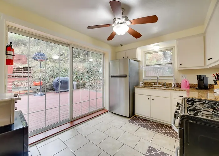 Cute W/ Patio ~ 7 Mi To Dtwn * Pittsburgh