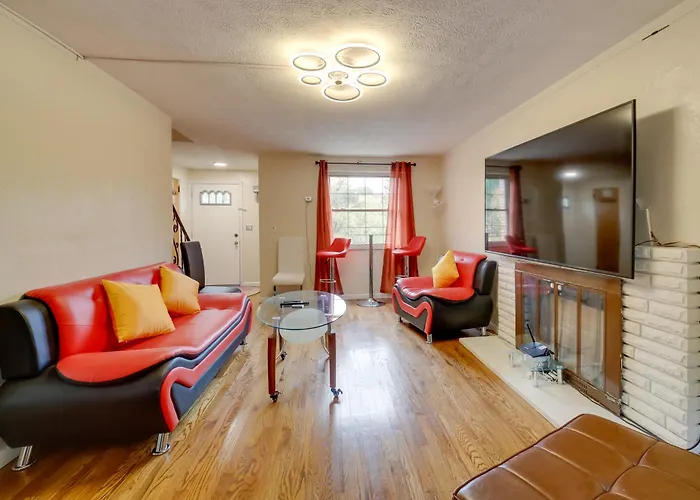 Cute W/ Patio ~ 7 Mi To Dtwn Holiday home Pittsburgh