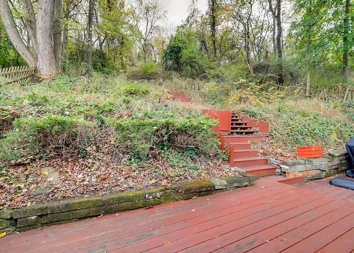 Cute W/ Patio ~ 7 Mi To Dtwn Holiday home Pittsburgh