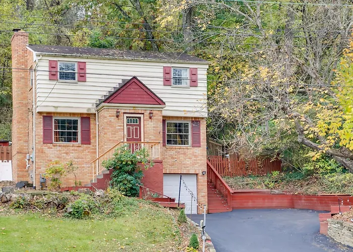 Cute W/ Patio ~ 7 Mi To Dtwn Holiday home Pittsburgh